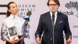 Katarzyna Herman i dyrektor Muzeum Pamięci Sybiru Wojciech Śleszyński podczas konferencji prasowej dotyczącej nagrania w formie audiobooka wspomnień Sybiraczki Henryki Bogusławskiej „Była taka rodzina”. Fot. PAP/Artur Reszko 