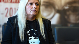  Siostra Antoniego Browarczyka - Grażyna Browarczyk-Matusiak podczas konferencji prasowej w siedzibie Oddziału IPN w Gdańsku. Fot. PAP/Adam Warżawa