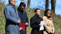 Minister kultury i dziedzictwa narodowego Marta Cienkowska (druga od prawej), prezydent Gdańska Aleksandra Dulkiewicz (pierwsza od prawej), szef Urzędu do Spraw Kombatantów i Osób Represjonowanych Lech Parell (drugi od lewej) i wicewojewoda pomorski Emil Rojek (pierwszy od lewej) podczas wmurowania kamienia węgielnego pod budowę Muzeum Westerplatte w Gdańsku, 25 kwietnia 2026 r. Fot. PAP/Andrzej Jackowski