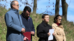 Minister kultury i dziedzictwa narodowego Marta Cienkowska (druga od prawej), prezydent Gdańska Aleksandra Dulkiewicz (pierwsza od prawej), szef Urzędu do Spraw Kombatantów i Osób Represjonowanych Lech Parell (drugi od lewej) i wicewojewoda pomorski Emil Rojek (pierwszy od lewej) podczas wmurowania kamienia węgielnego pod budowę Muzeum Westerplatte w Gdańsku, 25 kwietnia 2026 r. Fot. PAP/Andrzej Jackowski