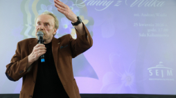 Aktor Daniel Olbrychski podczas pokazu filmu „Panny z Wilka” w reżyserii Andrzeja Wajdy, 25 kwietnia 2026 r. w Sejmie. Fot. PAP/Leszek Szymański