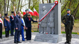 Pierwsza Dama Marta Nawrocka (trzecia od lewej), burmistrz Chojna Barbara Rawecka (druga od lewej) i wiceprezes IPN Mateusz Szpytma (pierwszy z lewej) podczas odsłonięcia pomnika upamiętniającego ofiary niemieckiego obozu koncentracyjnego Ravensbrück w Chojnie. Fot. PAP/Marcin Bielecki