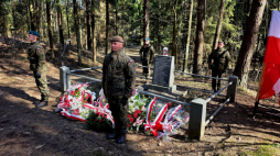 Uczestnicy uroczystości złożyli wieńce na mogile zamordowanych w Lesie Szwajcarskim koło Suwałk. Fot. um.suwalki.pl