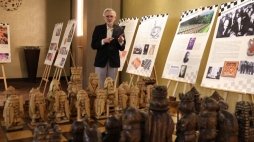 Jeden z kuratorów Tomasz Lissowski, przewodniczący komisji historycznej PZSzach, i elementy wystawy. Fot. muzeumsportu.waw.pl