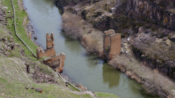 Ruiny mostu nad rzeką Achurian, Ani, Turcja. Fot. Ggia, CC BY-SA 3.0 <https://creativecommons.org/licenses/by-sa/3.0>, via Wikimedia Commons