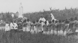Polska placówka misyjna w Rodezji, 1928 – 1939 r. Nz. dzieci modlące się przed figurą Matki Bożej z Lourdes znajdującej się na terenie misji św. Gustawa. /NAC