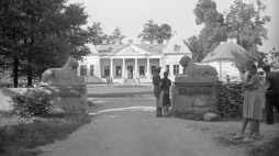 Pałac Bruhla w Młocinach (ob. Warszawa-Młociny), siedziba Muzeum Kultur Ludowych, 1950 r./NAC