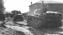 Czołgi niemieckie w przygranicznej miejscowości między Bułgarią a Grecją, 1941 r. /NAC