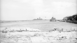 Port w Gdyni, Basen tle widoczny pancernik "Gneisenau" zatopiony przez Niemców celem zablokowania wejścia do portu, 1945 r. /NAC