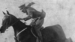 Adam Królikiewicz na koniu Milord podczas zawodów hippicznych w warszawskich Łazienkach w czerwcu 1930 r. Fot. See page for author, Public domain, via Wikimedia Commons