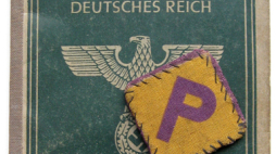 Książka pracy (niem. Arbeitsbuch Für Ausländer) – dokument identyfikacyjny dla polskiego robotnika przymusowego wydany w 1942 oraz naszywka z literą „P”, którą wszyscy polscy robotnicy musieli nosić na ubraniu w celu łatwego odróżnienia ich od ludności niemieckiej. Źródło: pl.wikipedia
