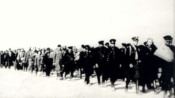 Policjanci i cywilni „wrogowie ludu” aresztowani we wrześniu 1939 r. i konwojowani przez oddziały konwojowe NKWD do punktów załadunkowych za granicą polsko-sowiecką. Źródło: pl.wikipedia