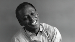 Miles Davis w 1956 r. Fot. Tom Palumbo from New York City, USA, CC BY-SA 2.0 <https://creativecommons.org/licenses/by-sa/2.0>, via Wikimedia Commons