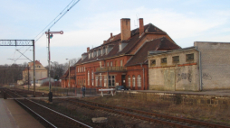 Stacja kolejowa w Pasłęku, widok na peron i budynek dworcowy, zdjęcie z lutego 2008 r. Fot. Krzysztof Maria Różański, (Upior polnocy), CC BY-SA 3.0 <https://creativecommons.org/licenses/by-sa/3.0>, via Wikimedia Commons