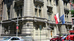 Konsulat Generalny Rzeczypospolitej Polskiej w Nowym Jorku. Fot. Cliffy from Pelham, USA, CC BY 2.0 <https://creativecommons.org/licenses/by/2.0>, via Wikimedia Commons