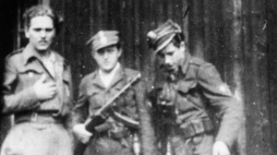 "Bartek" z żołnierzami./Źródło: facebook/Muzeum Żołnierzy Wyklętych