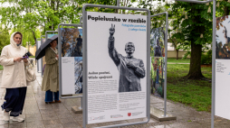 Pokonkursowa ekspozycja przy pomniku bł. ks. Jerzego Popiełuszki w Białymstoku. Fot. Facebook/Muzeum Podlaskie w Białymstoku