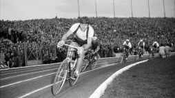 XIII etap Wyścigu Pokoju. Finał na stadionie w Warszawie. Nz. Stanisław Królak. Fot. PAP/Zbigniew Matuszewski