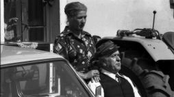 Film pt. Kochaj albo rzuć, w reżyserii Sylwestra Chęcińskiego, trzecia część trylogii o losach rodzin Pawlaków i Karguli. Nz. Maria Zbyszewska i Wacław Kowalski, Dobrzykowice 1977 r. Fot. PAP/Adam Hawałej