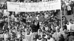 Warszawa, 1981-05-31. 31 maja z Kościoła Wniebowzięcia NMP i św. Józefa Oblubieńca ciało Prymasa Tysiąclecia zostało przeniesione w uroczystym kondukcie żałobnym na Plac Zwycięstwa, gdzie tego samego dnia odbyła się msza. W procesji i we mszy brały udział liczne delegacje z całego kraju i goście spoza Polski. Nz. uroczysta procesja wyrusza z Kościoła Wniebowzięcia NMP i św. Józefa Oblubieńca. Fot. PAP/CAF/Teodor Walczak