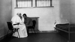 Jan Paweł II i Ali Agca 1983 r. Fot. PAP/CAF archiwum