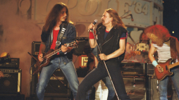 Opole 21.06.1984. XXI Krajowy Festiwal Piosenki Polskiej. Nz. występ zespołu TSA, gitarzysta Stefan Machel (1L) i wokalista Marek Piekarczyk (2L). Fot. PAP/Wojciech Kryński 