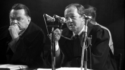 Toruń 03.01.1985. Proces przeciwko sprawcom uprowadzenia i zabójstwa ks. Jerzego Popiełuszki (tzw. proces toruński) przed Sądem Wojewódzkim w Toruniu, w dniach od 27.12.1984 do 7.02.1985. Na zdjęciu oskarżyciele posiłkowi, pełnomocnicy rodziny ks. Jerzego Popiełuszki, adwokaci Jan Olszewski (L) i Edward Wende. Fot. PAP/Grzegorz Rogiński