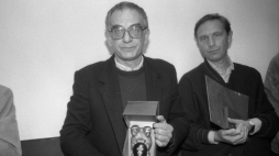 Gdynia 18 września 1988 r. Zakończenie XIII Festiwalu Polskich Filmów Fabularnych. Nz. reżyser Krzysztof Kieślowski (L) i scenarzysta Krzysztof Piesiewicz (P) z nagrodą Złote Lwy Gdańskie za najlepsze filmy festiwalu pt. Krótki film o miłości oraz Krótki film o zabijaniu. Fot. PAP/Stefan Kraszewski