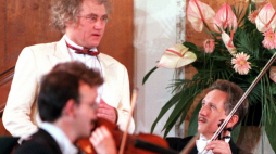 Międzynarodowy Festiwal Muzyki w Łańcucie. N/z: Jerzy Maksymiuk (stoi), 1996 r. Fot. PAP/CAF Piotr Kowalczyk