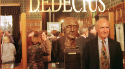 Otwarciem wystawy "Między dwoma przylądkami mowy. Karl Dedecius - poeta, tłumacz" w Łodzi. N/z: Karl Dedecius przed swoim popiersiem w Muzeum Historii Miasta Łodzi. Fot. PAP MARCIN WIETRZYK
