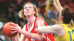 Polska koszykarka Małgorzata Dydek podczas meczu Polska - Australia na igrzyskach olimpijskich w Sydney, wrzesień 2000. Fot. PAP/Przemek Wierzchowski