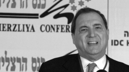 Abraham Foxman, szef amerykańskiej Ligi Przeciwko Zniesławianiu (ADL), na IV Konferencji w Herzliyi na temat bezpieczeństwa narodowego Izraela, 17 grudnia 2003 r. Fot. EPA/ISRAEL HADARI