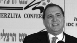 Abraham Foxman, szef amerykańskiej Ligi Przeciwko Zniesławieniom (ADL), na IV Konferencji w Herzliyi na temat bezpieczeństwa narodowego Izraela, 17 grudnia 2003 r. Fot. EPA/ISRAEL HADARI