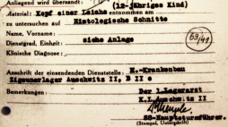 Dokument z niemieckiego obozu zagłady Auschwitz II Birkenau z podpisem Mengelego. Fot. PAP/EPA/Gyula Czimbal