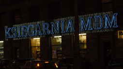 Księgarnia MDM - neon na ulicy Koszykowej, 2009 r. ar/stw PAP/Andrzej Rybczyński