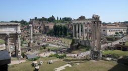 Forum Romanum (Forum Magnum) - najstarszy plac miejski w Rzymie, otoczony sześcioma z siedmiu wzgórz: Kapitolem, Palatynem, Celiusem, Eskwilinem, Wiminałem i Kwirynałem. Główny polityczny, religijny i towarzyski ośrodek starożytnego Rzymu. Z prawej pozostałości świątyń Wespazjana i Saturna, w głębi wzgórze Palatyn, z lewej strony widoczny łuk triumfalny Septymiusza Sewera. Fot. PAP/Afa Pixx/Zenon Żyburtowicz
