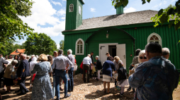 Kruszyniany (woj. podlaskie), 09.07.2022. Wierni składają sobie życzenia po zakończeniu modlitwy w meczecie w Kruszynianach podczas islamskiego święta ofiarowania Kurban Bajram. Fot. PAP/Michał Zieliński