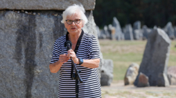 Wólka Okrąglik, 02.08.2024. Ocalała z Holocaustu Ada Willenberg podczas uroczystych obchody upamiętniających 81. rocznicę powstania na terenie Muzeum byłego Niemieckiego nazistowskiego obozu zagłady i obozu pracy Treblinka w Wólce Okrąglik. Fot. PAP/Paweł Supernak
