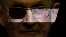 Salman Rushdie w Berlinie, 16 maja 2024 r. PAP/EPA/HANNIBAL HANSCHKE