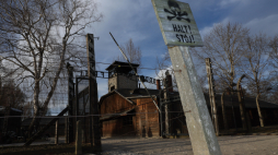 Oświęcim, 27.01.2025 r. Teren byłego niemieckiego obozu nazistowskiego Auschwitz w Oświęcimiu. Fot. PAP/Leszek Szymański
