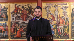 Pelplin, 28.03.2025 r. Dyrektor Muzeum Diecezjalnego w Pelplinie oraz Kociewskiego Centrum Kultury ks. Krystian Feddek podczas uroczystego otwarcia ekspozycji stałej „Wokół Pelplińskiej Biblii Gutenberga” w Muzeum Diecezjalnym w Pelplinie. Fot. PAP/Andrzej Jackowski