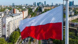 Flaga Polski na Rondzie Zgrupowania AK „Radosław” w Warszawie. Fot. PAP/Leszek Szymański