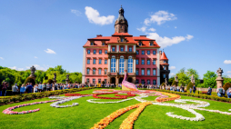 Kolejka turystów na XXXV Festiwal Kwiatów i Sztuki w Zamku Książ w Wałbrzychu 2025 r. Fot. PAP/Dariusz Gdesz