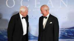 Król Karol III i David Attenborough w Londynie podczas środowej premiery filmu podróżnika pt. "Ocean". Fot. PAP/Avalon/Alastair Grant