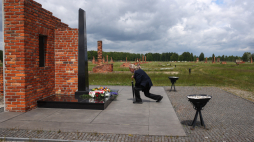 Brzezinka, 16.05.2025 r. Ceremonia upamiętnienia 81. rocznicy buntu Romów przed Pomnikiem Zagłady Romów i Sinti w "Zigeunerlager" na terenie byłego obozu "cygańskiego" w KL Auschwitz II-Birkenau w Brzezince. Fot. PAP/Jarek Praszkiewicz