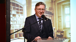 Malbork, 22.05.2025. Dyrektor malborskiego Muzeum Zamkowego dr hab. Janusz Trupinda podczas przekazania starodruku Georga Seylera "Leben, Stanislas I. Königs von Polen" z roku 1737 do zbiorów Muzeum Zamkowego w Malborku w siedzibie placówki. Fot. PAP/Marcin Gadomski