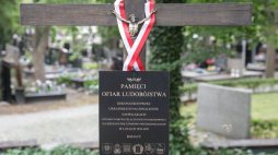 Krzyż pamięci ofiar UPA na Cmentarzu Powązkowskim w Warszawie. Fot. PAP/Tomasz Gzell