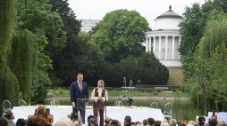 Prezydent RP Karol Nawrocki (L) oraz pierwsza dama Marta Nawrocka (P) podczas spotkania z cyklu "Narodowe Czytanie" w Ogrodzie Saskim w Warszawie w 2025 r. Lekturą była poezja Jana Kochanowskiego. Fot. PAP/Marcin Obara