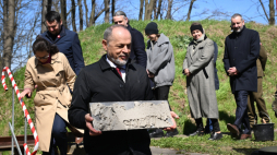 Gdańsk, 25.04.2026 r. Dyrektor Muzeum II Wojny Światowej Rafał Wnuk (trzeci od lewej) podczas wmurowania kamienia węgielnego pod budowę Muzeum Westerplatte w Gdańsku. Fot. PAP/Andrzej Jackowski