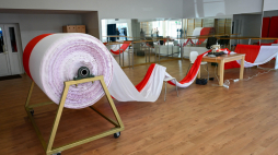 Szycie rekordowej długości biało-czerwonej flagi w Bornem Sulinowie, 28 bm. Flaga ma docelowo osiągnąć długość 2900 metrów. Fot. PAP/Marcin Bielecki